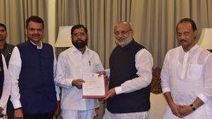 மகாராஷ்டிரா முதல்வர் பதவி: ராஜினாமா செய்தார் ஏக்நாத் ஷிண்டே! முதல்வராகும் பாஜக தேவேந்திர பட்னாவிஸ்? 