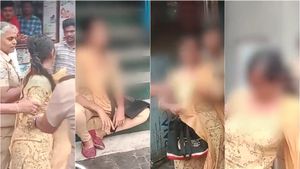 ஸ்டாலின் வீட்டிற்கே போய்விடுவேன்.. கரூரில் காலையிலேயே  போதையில் இளம் பெண் அட்ராசிட்டி.. பாவம் போலீஸ்