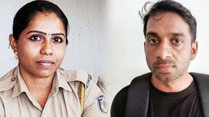 கேரளாவில் வீடு புகுந்து பெண் போலீஸை வெட்டிக்கொன்ற கணவன்.. தடுக்க வந்த மாமனார் படுகாயம் 