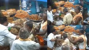 மதுரை திருமங்கலத்தில்.. ஸ்வீட் கடையை சூறையாடிய திமுக கவுன்சிலர்! வெளியான சிசிடிவி காட்சி 