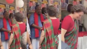 இவர் தான் என்னை எதிர்க்கிறாரா? கம்யூனிஸ்ட் வேட்பாளரை பார்த்ததுமே பிரியங்கா காந்தி செய்த செயல்! 