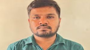  இளம்பெண்கள் தான் குறி..இப்படியும் கூட ஏமாற்றலாமா? மாண்டியாவை மிரள விட்ட மது! ஆனா இது புதுசா இருக்கே!