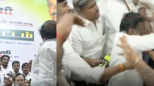  அதிமுக கூட்டத்தில் அடிதடி.. முன்னாள் அமைச்சர்கள் முன்னிலேயே நடந்த திகில் சம்பவம்.. பரபரத்த மதுரை!