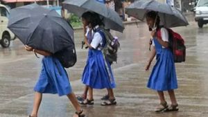 கனமழையால் பள்ளி - கல்லூரிகளுக்கு நாளை விடுமுறை.. எந்தெந்த மாவட்டங்கள் தெரியுமா? இதோ லிஸ்ட்