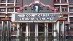 பாலியல் புகார் அளித்த நடிகைகளுக்கு மிரட்டல்.. செக் வைத்த கேரள உயர் நீதிமன்றம்.. அதிரடி உத்தரவு 