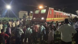  ரயிலில் ஏறும்போது விழுந்து சிக்கிக்கொண்ட 4 பேர்.. உடனே சங்கிலியை இழுத்த பயணிகள்.. பரபர திண்டிவனம்!