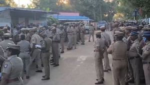 மதுரை அருகே காலையிலேயே பரபரப்பு.. சின்ன உடைப்பு கிராமத்தில் குவிந்த 1000க்கும் மேற்பட்ட போலீசார்!