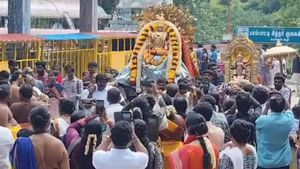ராஜ அலங்காரத்தில் மருதமலை முருகன்.. அரோகரா முழக்கத்துடன்.. ஆயிரக்கணக்கான பக்தர்கள் தரிசனம் 