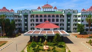 பஞ்சாயத்து தலைவர் தேர்தல்.. காரைக்குடி எம்.எல்.ஏ. மனைவி வெற்றி செல்லாது..  ஹைகோர்ட் அதிரடி உத்தரவு 