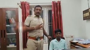  கன்னியாகுமரியில் சபாஷ்! போலீஸ் ஸ்டேஷனில் மாணவனை தன் சேரில் அமர வைத்து.. இன்ஸ்பெக்டர் செய்த சம்பவம்