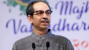 தேர்தல் முடிவுகள் வந்த பிறகு கட்சி தாவக்கூடாது..பிரமாண பத்திரத்தில் கையெழுத்து வாங்கிய உத்தவ் சிவசேனா 