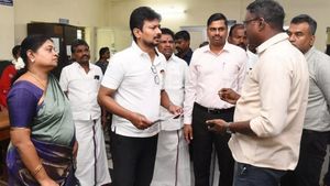 தாசில்தார் ஆபீசில் யார் பாருங்க.. வண்டிய டக்னு திருப்பிய உதயநிதி.. திணறிய தூத்துக்குடி அரசு அலுவலகம்