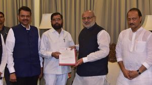மகாராஷ்டிரா முதல்வர் பதவியை ராஜினாமா செய்த ஷிண்டே- இடைக்கால முதல்வர்- ஜனாதிபதி ஆட்சி அமல் இல்லை! 