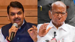 மகாராஷ்டிரா: போலீஸ் வாகனங்களில் வேட்பாளர்களுக்கு பணம்? சரத்பவார் திடுக்-பட்னாவிஸ் திட்டவட்ட மறுப்பு! 