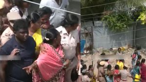 ராமேஸ்வரம் பாம்பனில் மீனவர்கள் திடீர் போராட்டம்.. கடலில் குதிக்க முயன்ற மீனவ பெண்களால் பரபரப்பு 