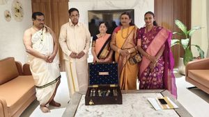 திருப்பதி ஏழுமலையானுக்கு தங்க வைஜெயந்தி மாலை வழங்கிய விஐபி பெண்.. விலையை கேட்டால் ஆடிப்போயிடுவீங்க
