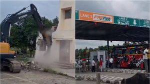 திருப்பூரில் சுங்கச்சாவடியை திறக்க முயன்ற அதிகாரிகள்.. இடிக்க வைத்து ஆடிப்போக வைத்த பொதுமக்கள் 