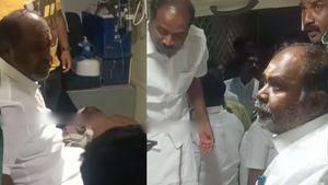 அதிமுக மாஜி அமைச்சர் உதயகுமார் மீது தாக்குதல் முயற்சி? உடன் வந்தவர்கள் காயம்! மதுரையில் என்ன நடந்தது 