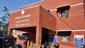 தேனி அருகே மருமகனை வித்தியாசமான முறையில் ஏமாற்றிய மாமியார்.. தலைசுற்ற வைத்த செயல் 