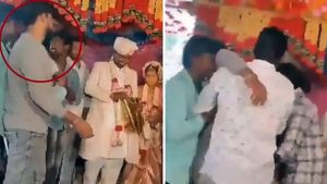 மணமகனுக்கு பரிசு கொடுத்த பெங்களூர் அமேசான் ஊழியர்... மணமேடையில் யாருமே எதிர்பார்க்காத சம்பவம் 