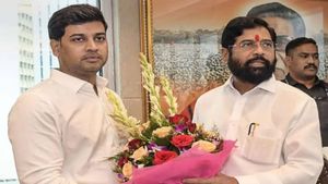 இங்கேயும் வாரிசு  அரசியல்?மகாராஷ்டிரா துணை முதல்வராகும் ஷிண்டே மகனுக்கு சிவசேனாவில் கடும் எதிர்ப்பு! 