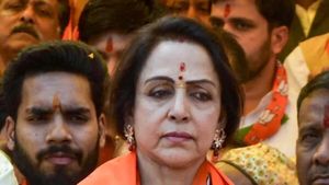  ரோடு சும்மா வழவழன்னு இருக்கனும்.. ஹேமமாலினி கன்னம் மாதிரி! வம்பாய் பேசி வாண்டடாய் சிக்கிய எம்எல்ஏ!