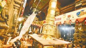 மதுரை மீனாட்சி அம்மன் கோயிலில்.. கொடி மரம் கிட்ட யாரு? உடனே கிளம்பி வந்த இந்து அமைப்புகள்.. என்னாச்சு