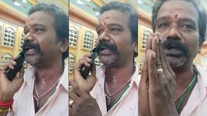 மாட்டிக்கிட்டேன்யா.. தயவு செஞ்சி வாயா.. கடையில் நகை திருடி சிக்கியதால் காலில் விழுந்து கெஞ்சிய நபர் 