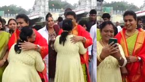 திடீரென வந்து கட்டியணைத்த ரசிகை.. உடனே ரோஜா தந்த ரியாக்ஷன்.. திருப்பதி கோவிலில் நடந்ததை பாருங்க 