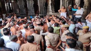  கொடி மரத்தை நெருங்கவிடாமல் தடுப்புகளை வைத்த தீட்சிதர்கள்.. சிதம்பரம் கோவிலில் என்ன நடக்கிறது?
