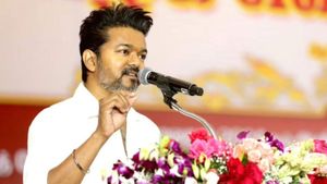  மன்னார்குடியில் விஜய் கைப்பட எழுதிய கடிதத்தை பேனராக வைத்த தவெகவினர்.. அதிரடியாக அகற்றிய போலீசார்