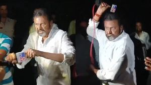 நடிகர் மோகன் பாபு திடீர் ஆக்ரோஷம்.. பத்திரிகையாளர்களை விரட்டி விரட்டி தாக்கியதால் பரபரப்பு 