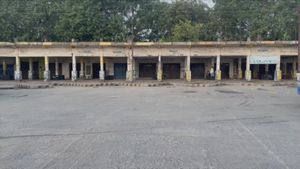 சிதம்பரம் கொத்தட்டை சுங்க சாவடியை முற்றுகையிட்ட தனியார் பேருந்து உரிமையாளர்கள்- சுமூக முடிவு! 
