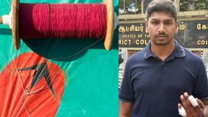 உக்கடம் மேம்பாலத்தில் இளைஞரின் கழுத்து, கைகளைப் பதம் பார்த்த மாஞ்சா நூல்.. 3 பேர் மீது வழக்குப் பதிவு 