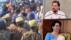உ.பி. எல்லையில் ராகுல், பிரியங்கா திடீரென தடுத்து நிறுத்தம்- பொதுமக்கள் திரண்டதால் பதற்றம்!