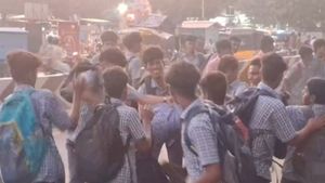 நடுங்கிப்போன மதுரை.. ரத்தம் சொட்டச் சொட்ட.. பள்ளி மாணவர்கள் செய்த காரியம் 