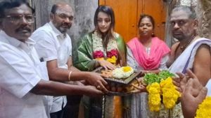 கோவை மருதமலையில் சுவாமி தரிசனம் செய்த திரிஷா.. மூலஸ்தானத்தில் சிறப்பு வழிபாடு 