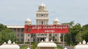  தஞ்சை தமிழ் பல்கலைக்கழகத்தில் நடக்கும் கூத்து.. பொறுப்பு துணைவேந்தர், பதிவாளார் மாறி மாறி நீக்கம்!