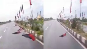 வள்ளியூரில் ஸ்டாலினை வரவேற்க நடப்பட்ட திமுக கொடி கம்பங்கள்! சாலையில் கிடந்ததால் வாகன ஓட்டிகள் அச்சம்