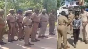  நெல்லை கோர்ட் வாசலில் கொல்லப்பட்ட மாயாண்டி! காக்கி மயமான நீதிமன்றங்கள்.. கையில் பெரிய தூப்பாக்கி!