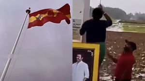  சுழற்றியடித்த பெஞ்சல்..கன் மாதிரி தவெக கொடிக் கம்பம்! தடுமாறிய கொடி.. அஜித் ரசிகர்கள் செய்த செயல்!
