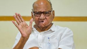 மகாராஷ்டிராவில் அடங்காத பரபரப்பு- வாக்குச் சீட்டு மூலம் தேர்தல் நடத்தும் கிராமத்தில் சரத்பவார்! 