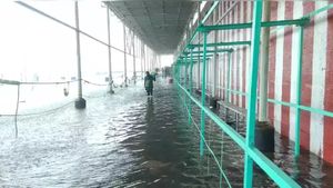 திருச்செந்தூர் பக்தர்களுக்கு தடை! தூத்துக்குடியை துவட்டும் மழை! துண்டான சாலைகள்.. தவிக்கும் மக்கள்! 