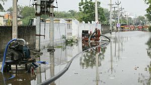 காரோடு வாலிபரை அடித்துச் சென்ற வெள்ளம்.. கரண்ட் கம்பி அறுந்து தொங்குகிறது.. வெள்ளத்தில் தூத்துக்குடி