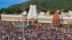 மார்கழித் திங்களன்று! திருப்பதியில் மாதவனை தரிசிக்க இத்தனை மணி நேரம் காத்திருப்பா? 