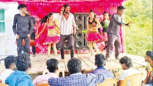 எம்டன் தாத்தாவை ஓரம் கட்டிய உசிலம்பட்டி மூதாட்டி! துக்க நிகழ்ச்சியை ஆடல் பாடலுடன் கொண்டாடிய பேரன்கள் 