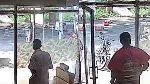 கோவை சாலையில் திடீரென உருண்டோடிய சிலிண்டர்கள்.. அதிர்ச்சியடைந்த மக்கள்.. திக் திக் வீடியோ 