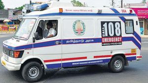  உன்னத உயிர் காக்கும் 108 ஆம்புலன்ஸ் சேவை.. கொட்டி கிடக்குது வேலை வாய்ப்பு! மாதம் 17,000 வரை சம்பளம்!