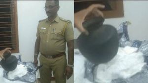  ரியல் ‘சதுரங்க வேட்டை’.. பக்கா ப்ளான் போட்ருக்காங்க பாருங்க! உடல் வெந்துடும்.. கையில் என்ன கருப்பா?