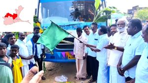  ராமநாதபுரத்தில் முருகேசனுக்கு முகமெல்லாம் பூரிப்பு.. பரமக்குடியில் குலவை சத்தம்.. அரசு பஸ்ஸில் யாரு
